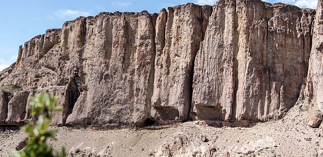The outside of Cueva de los Manos showing rock formations. 